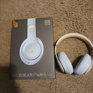 Studio3 Wireless Over-Ear Headphones - Crystal Blue Skyline Collection